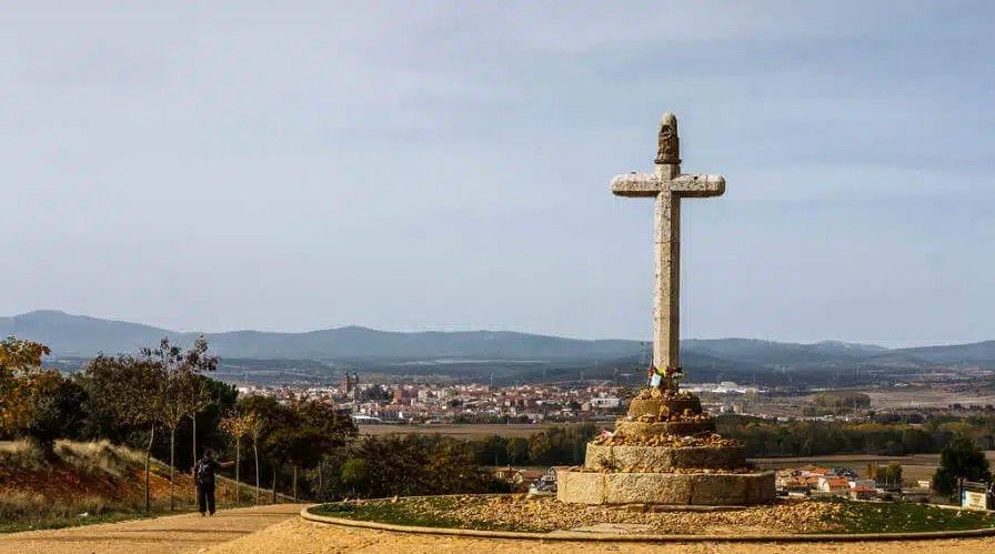 Crucero de Santo Toribio que da la bienvenida al peregrino en San Justo de la Vega. | AMIGOS DEL CAMINO