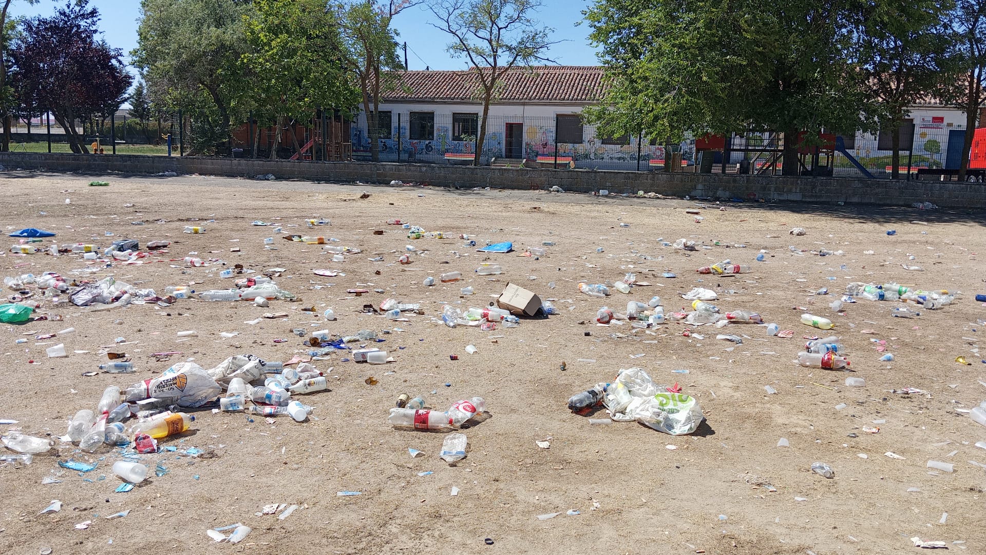 Estado de las escuelas infantiles de Gordaliza del Pino tras la actuación del DJ Kiko Rivera. | L.N.C. Estado de las escuelas infantiles de Gordaliza del Pino tras la actuación del DJ Kiko Rivera. | L.N.C.