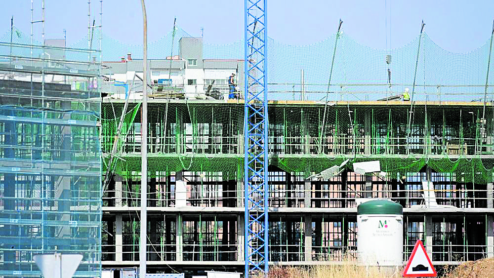 Edificio en obras en la ciudad de León en una imagen de archivo. | SAÚL ARÉN Edificio en obras en la ciudad de León en una imagen de archivo. | SAÚL ARÉN