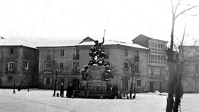 Tras la fuente de Neptuno se ve la casa primitiva (ca. 1920) antes del obligado retranqueo que, más tarde, habría de ocupar Casa Tele. ARCHIVO CASA TELE Tras la fuente de Neptuno se ve la casa primitiva (ca. 1920) antes del obligado retranqueo que, más tarde, habría de ocupar Casa Tele. ARCHIVO CASA TELE