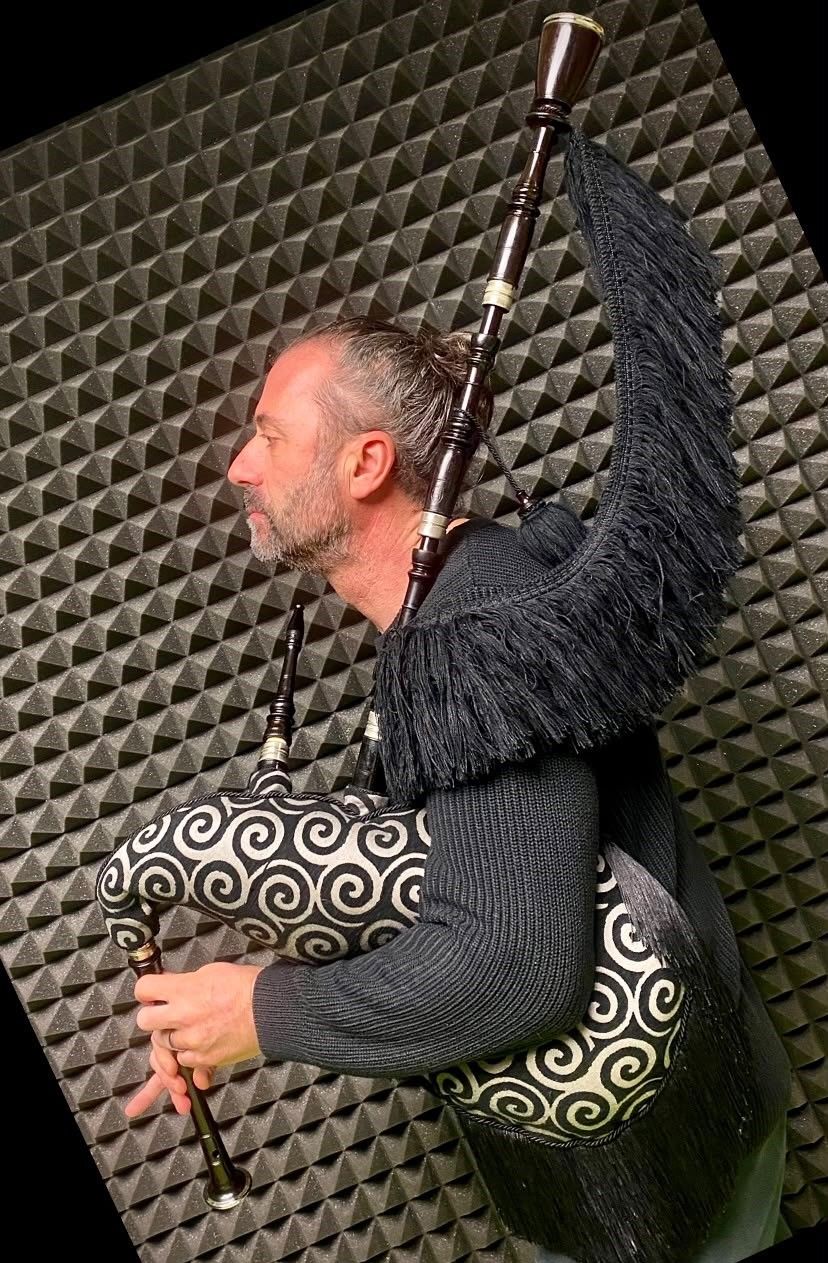 Jorge Prada en su estudio, desde donde ha hecho que su música participe en un disco de una compositora brasileña.