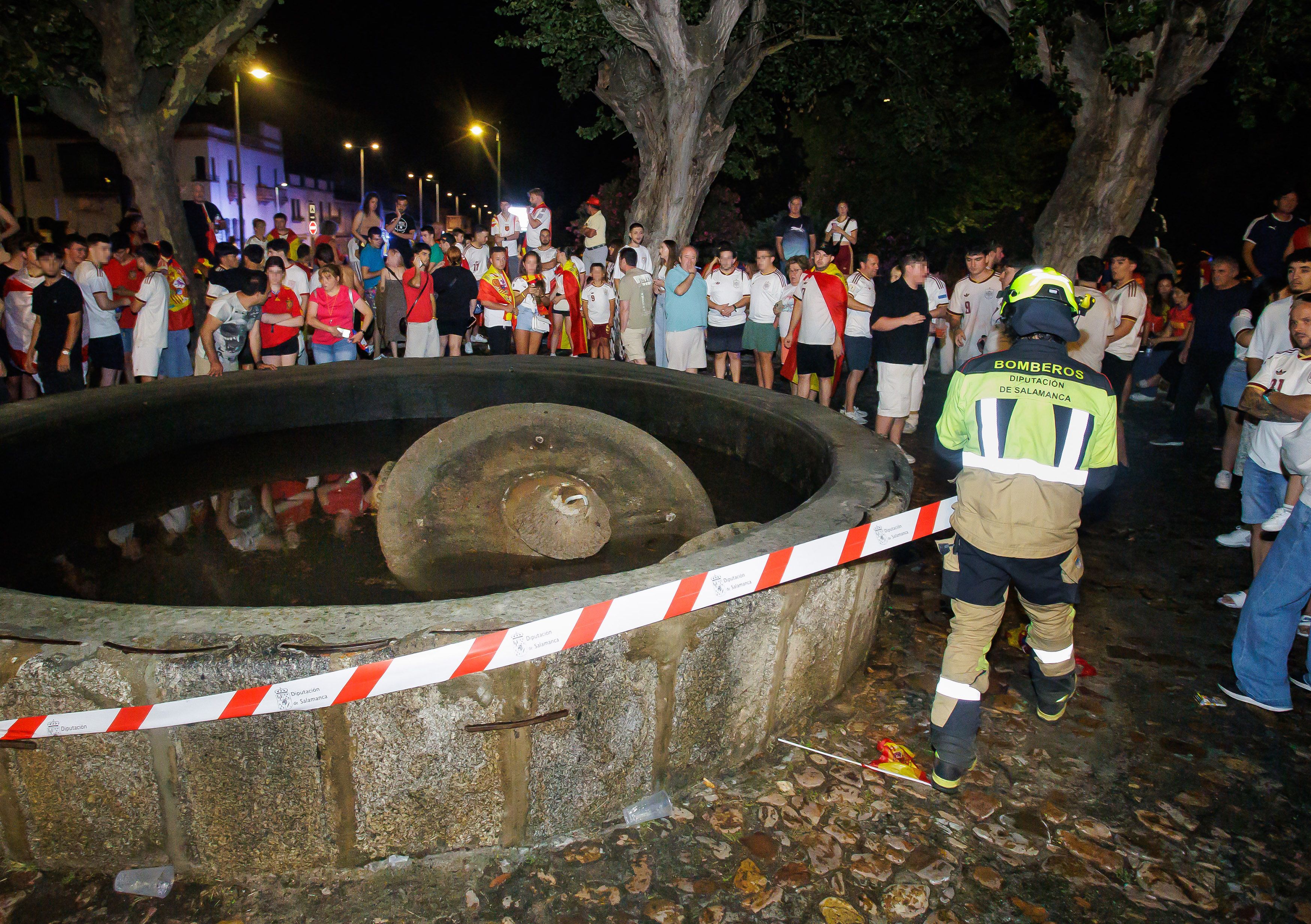 Un bombero precinta la fuente de la Glorieta del Árbol Gordo, en Ciudad Rodrigo, donde se produjo el trágico suceso que dejó una persona fallecida y otra herida. | ICAL Un bombero precinta la fuente de la Glorieta del Árbol Gordo, en Ciudad Rodrigo, donde se produjo el trágico suceso que dejó una persona fallecida y otra herida. | ICAL