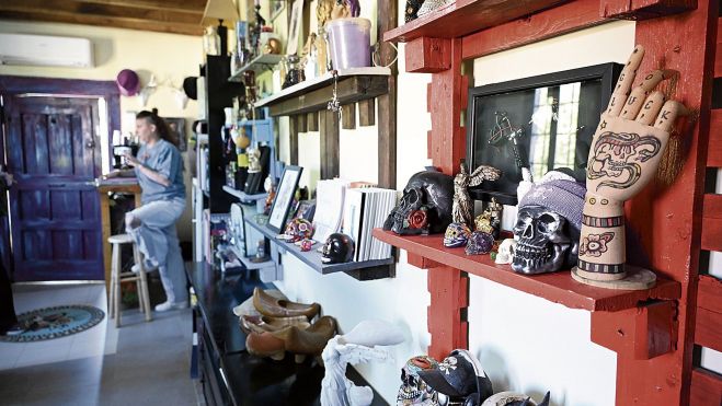 Una imagen del espacio (también en el interior del taller) que la joven artista de Calaveras de Arriba destina como estudio de tatuaje.SAÚL ARÉN Una imagen del espacio (también en el interior del taller) que la joven artista de Calaveras de Arriba destina como estudio de tatuaje.SAÚL ARÉN