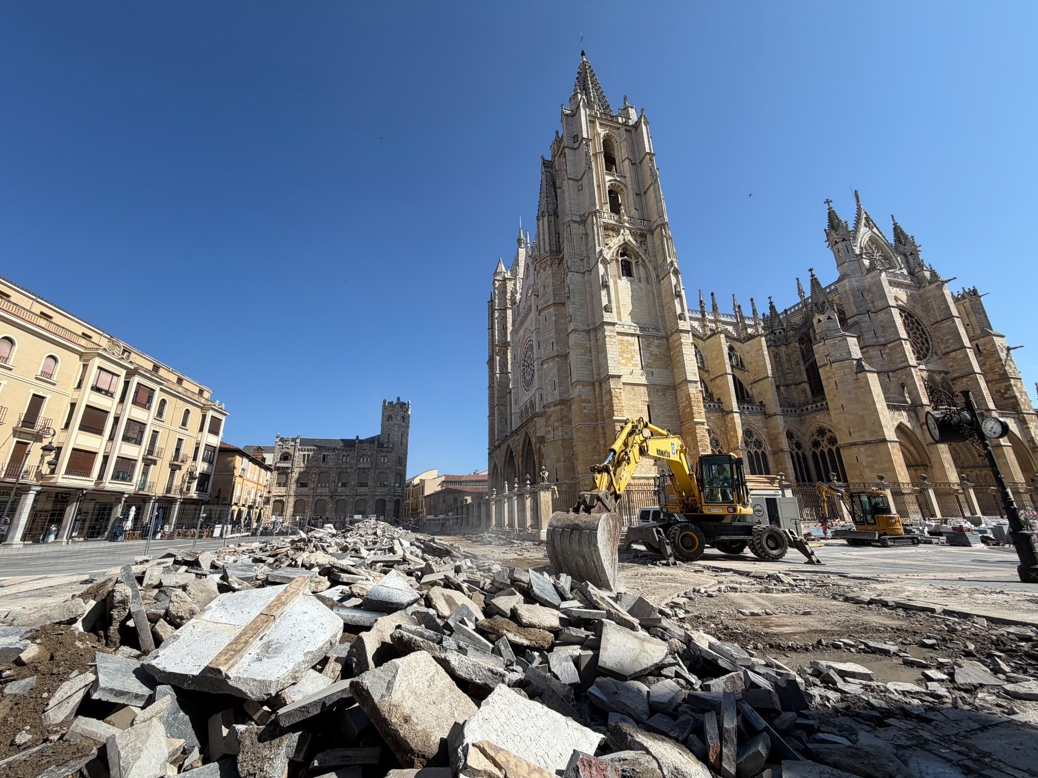 Aspecto de las obras de reurbanización de la plaza de Regla, que avanzan rápidamente y mejoran los plazos previstos inicialmente por el Ayuntamiento. | SAÚL ARÉN Aspecto de las obras de reurbanización de la plaza de Regla, que avanzan rápidamente y mejoran los plazos previstos inicialmente por el Ayuntamiento. | SAÚL ARÉN