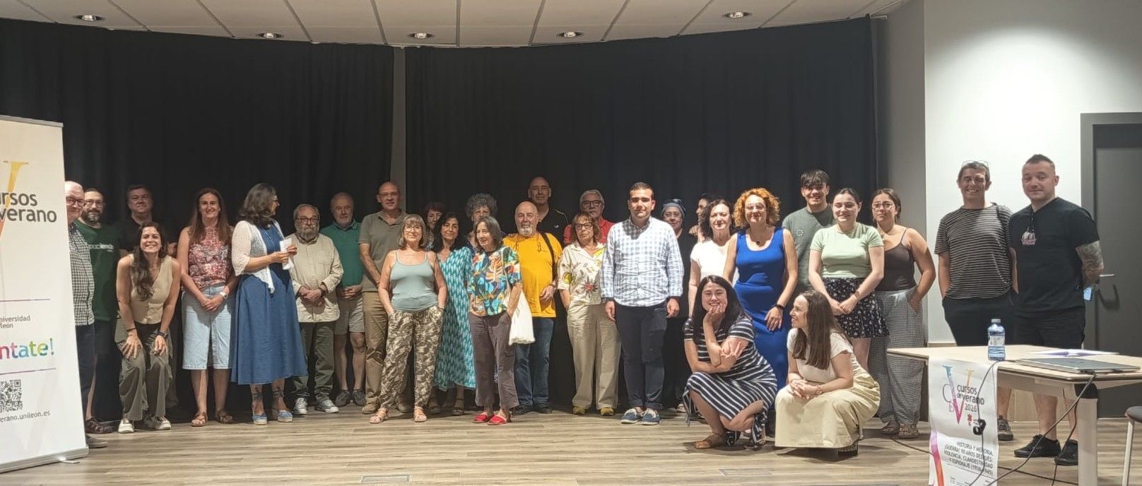 Foto de familia de los asistentes al curso en los prolegómenos de la jornada inaugural este lunes; abajo el catedrático y ponente, Emilio Grandío. | ULE