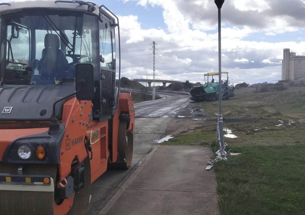 Una máquina durante labores de renovación del pavimento en La Bañeza. | L.N.C.