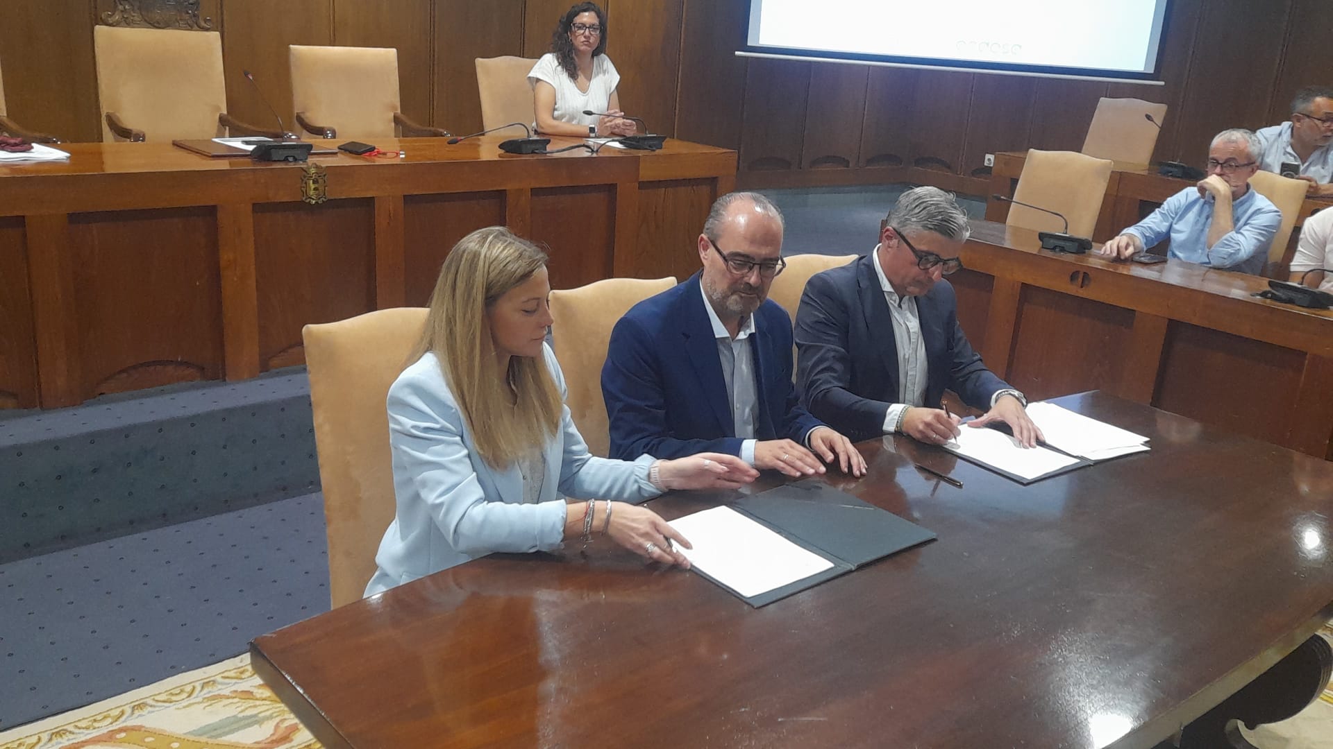 Firma del acuerdo con Endesa para cubrir el canal. | MAR IGLESIAS