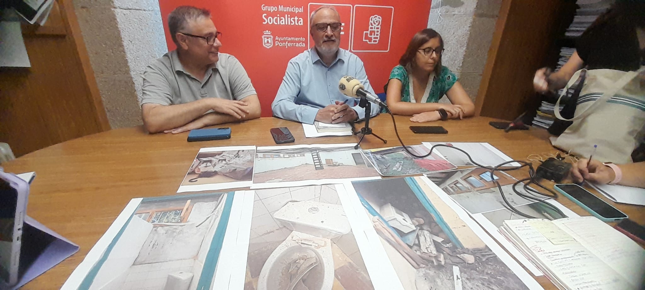 El PSOE en rueda de prensa, con imágenes de la situación de la sede. | MAR IGLESIAS