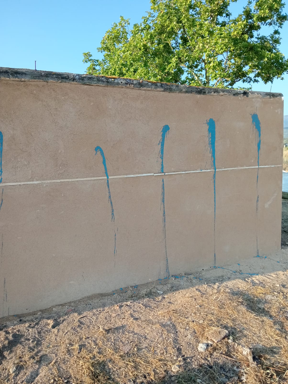 Estado de la fachada tras el acto de vandalismo.