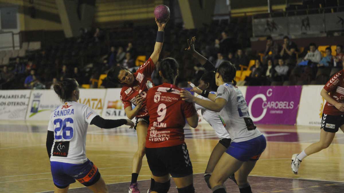 Raquel Caño lanza a portería en el partido ante Granollers. | DANIEL MARTÍN