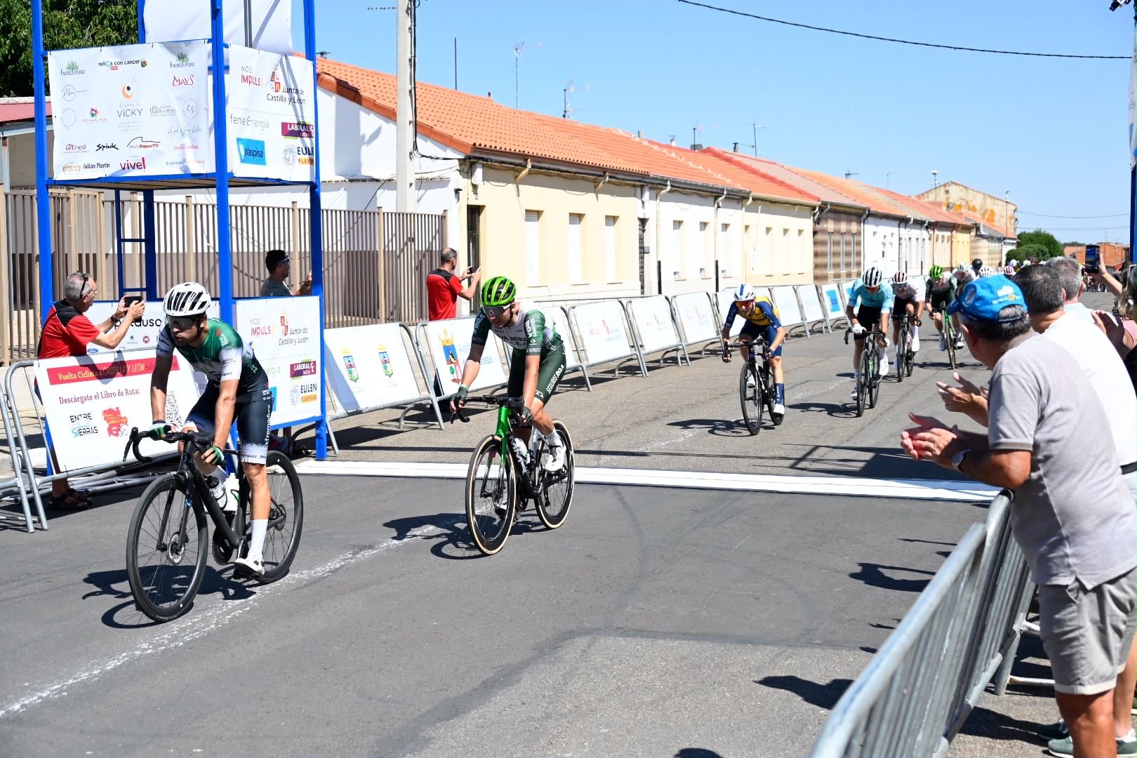 Llegada a La Bañeza de la Vuelta a Castilla y León (6)