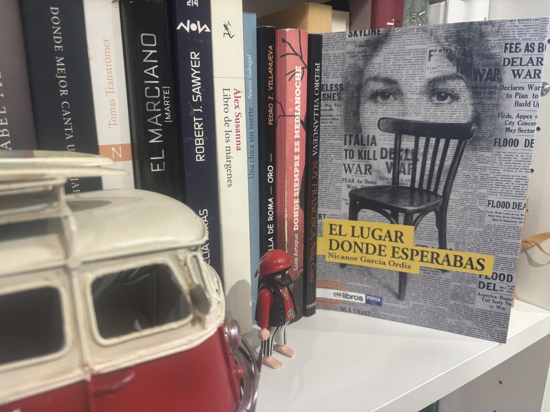 Portada del libro protagonista en la estantería de Ruy. Portada del libro protagonista en la estantería de Ruy.