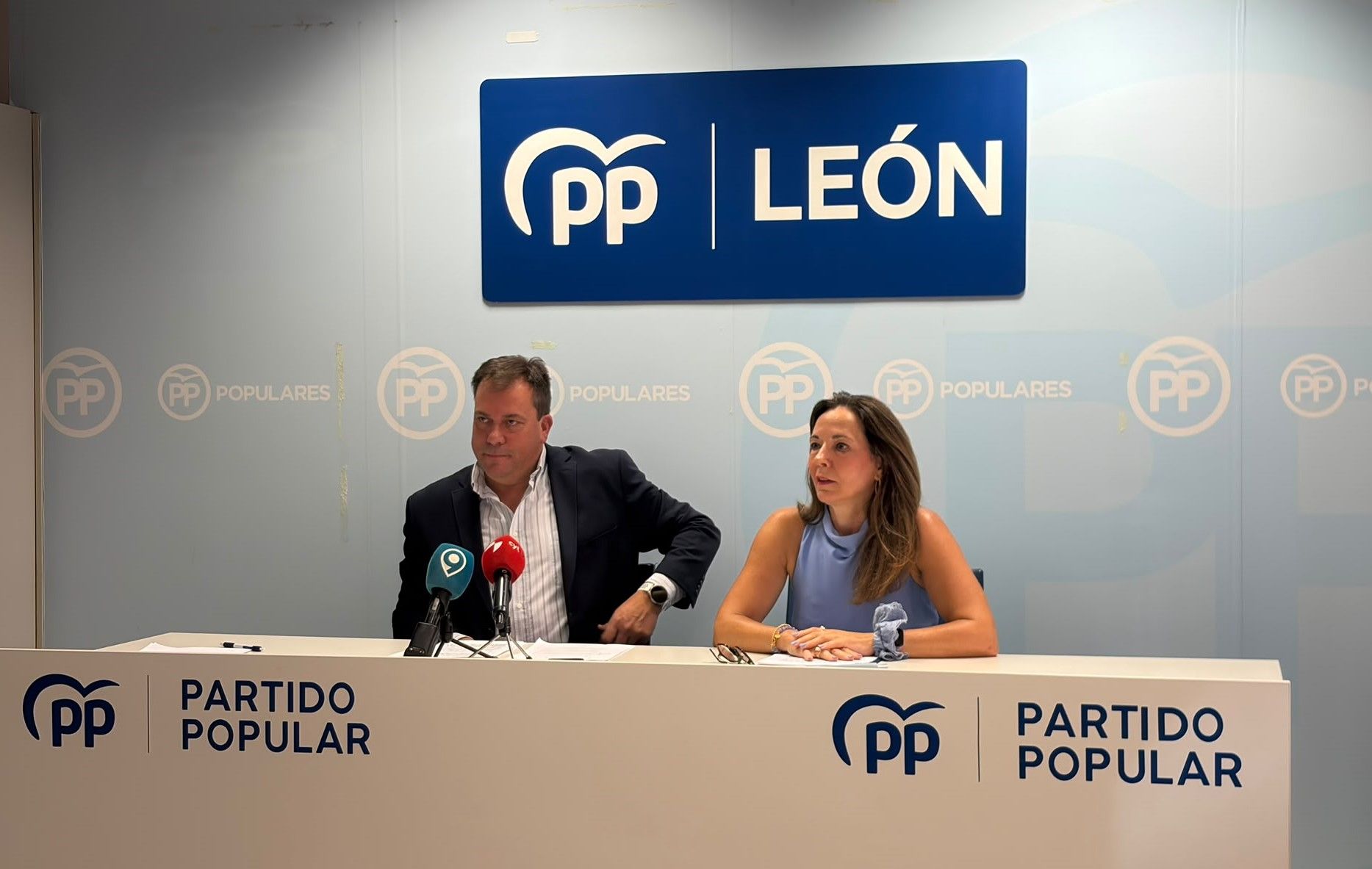 María José Álvarez Casáis y Antonio Mendoza abordan el modelo de financiación autonómica | L.N.C.