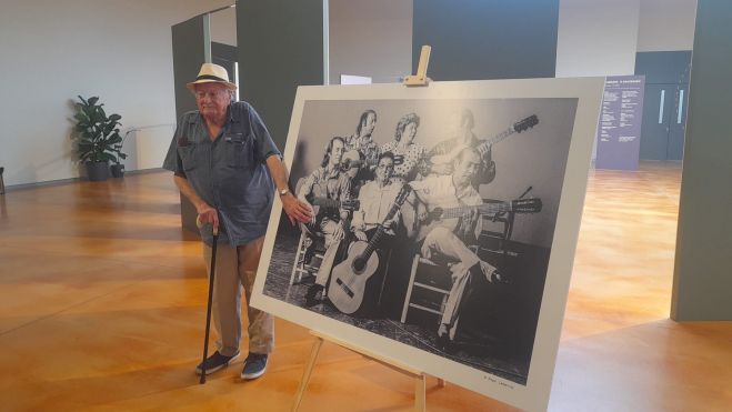 Pepe Lamarca con una de sus fotografías en La Térmica Cultural. | MAR IGLESIAS Pepe Lamarca con una de sus fotografías en La Térmica Cultural. | MAR IGLESIAS