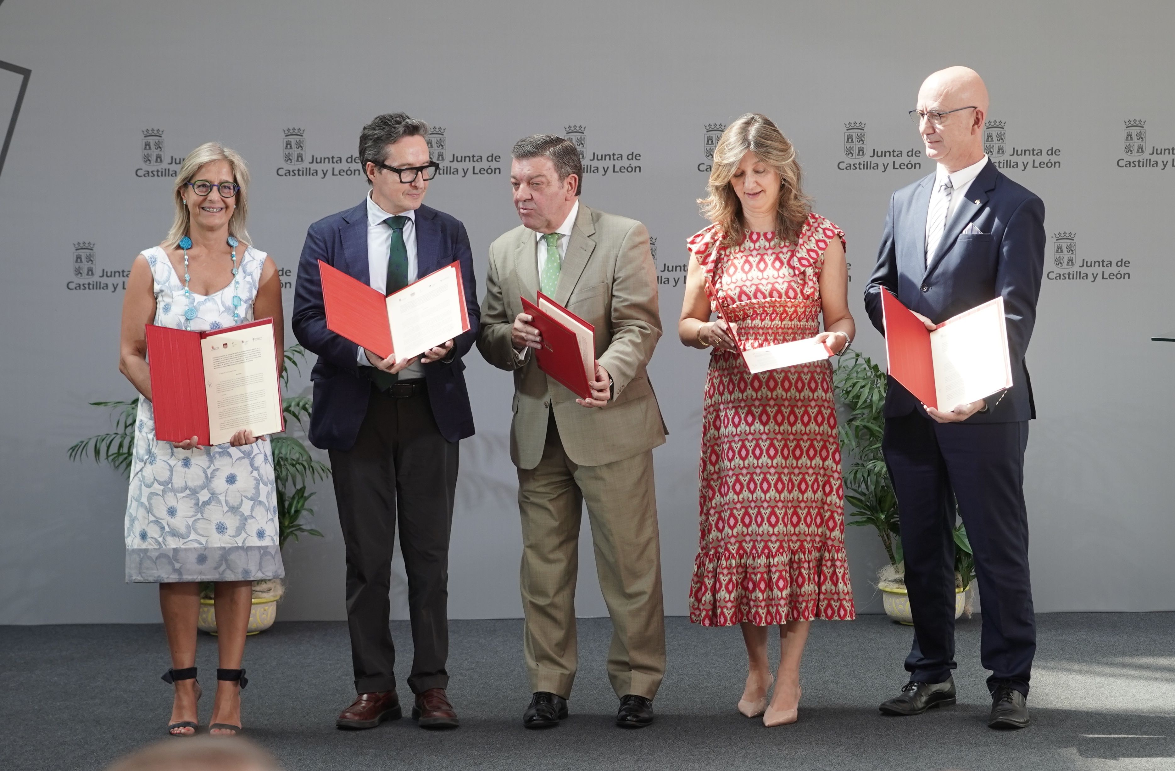 El consejero de la Presidencia, Luis Miguel González Gago, y los rectores de las cuatro universidades públicas de Castilla y León firman el protocolo general de actuación