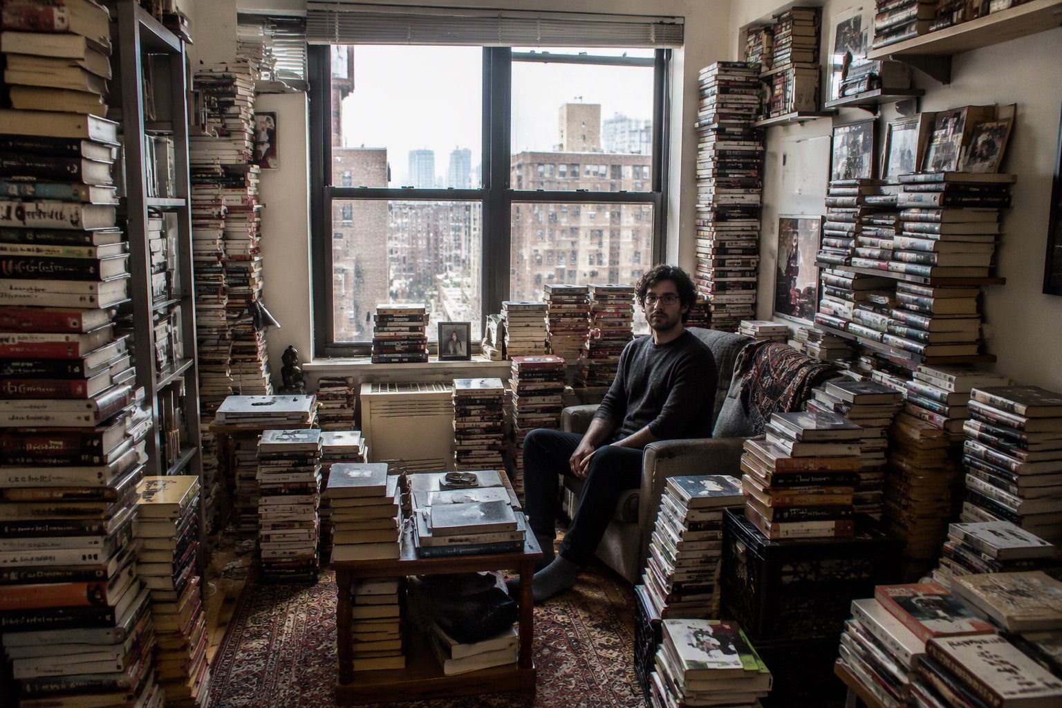 Apartamento atestado de libros en Manhattan (imagen generada por IA).