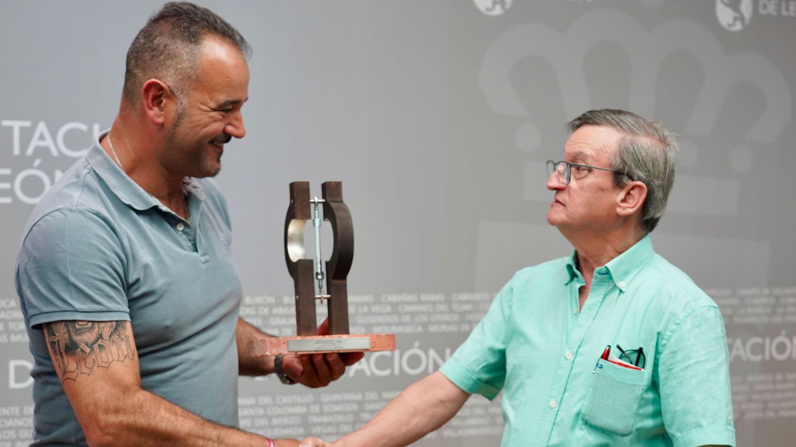 La entrega del Premio Honorífico a ‘Trébol’. | CARLOS S. CAMPILLO (ICAL)