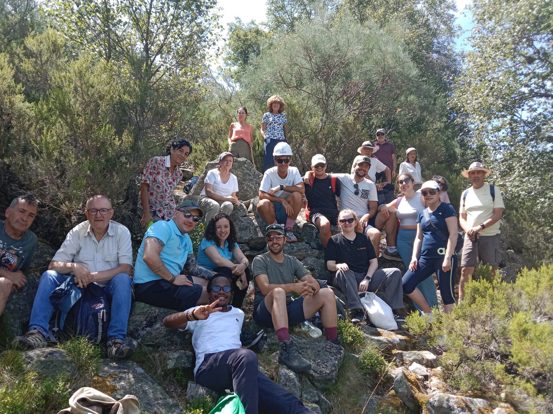 Participantes en el Curso de Verano de Cistierna y los tres profesores de la ULE visitaron las Cuevas de la Guerrilla de Vozmediano. | HISMECOM