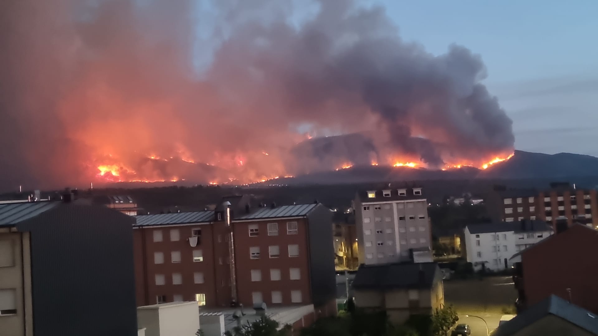 Incendio de Villaverde que ha obligado al desalojo de dos poblaciones.