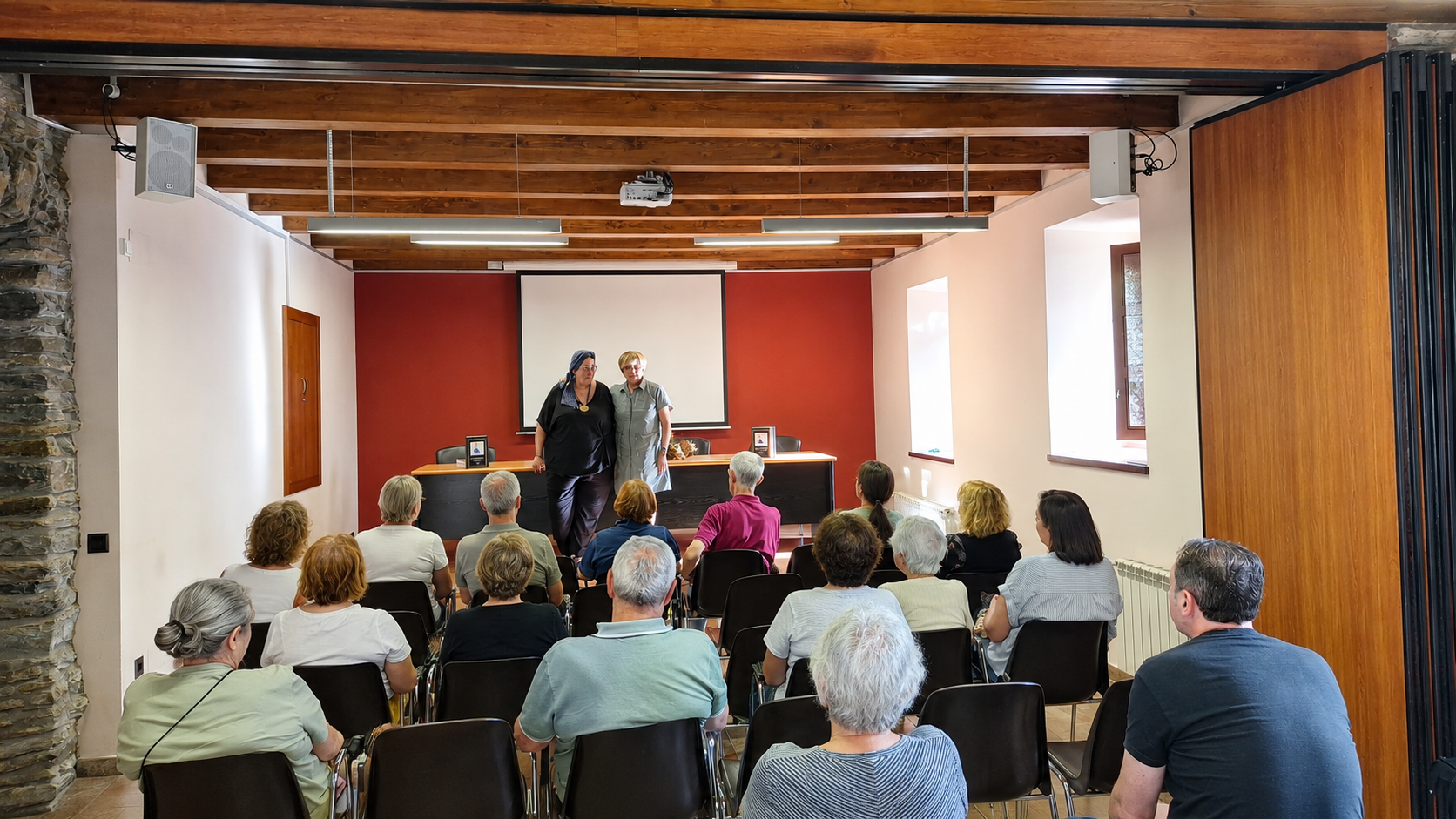 La Casona de Murias de Paredes acogió ayer la presentación del homenaje a la tejedora maragata | L.N.C
