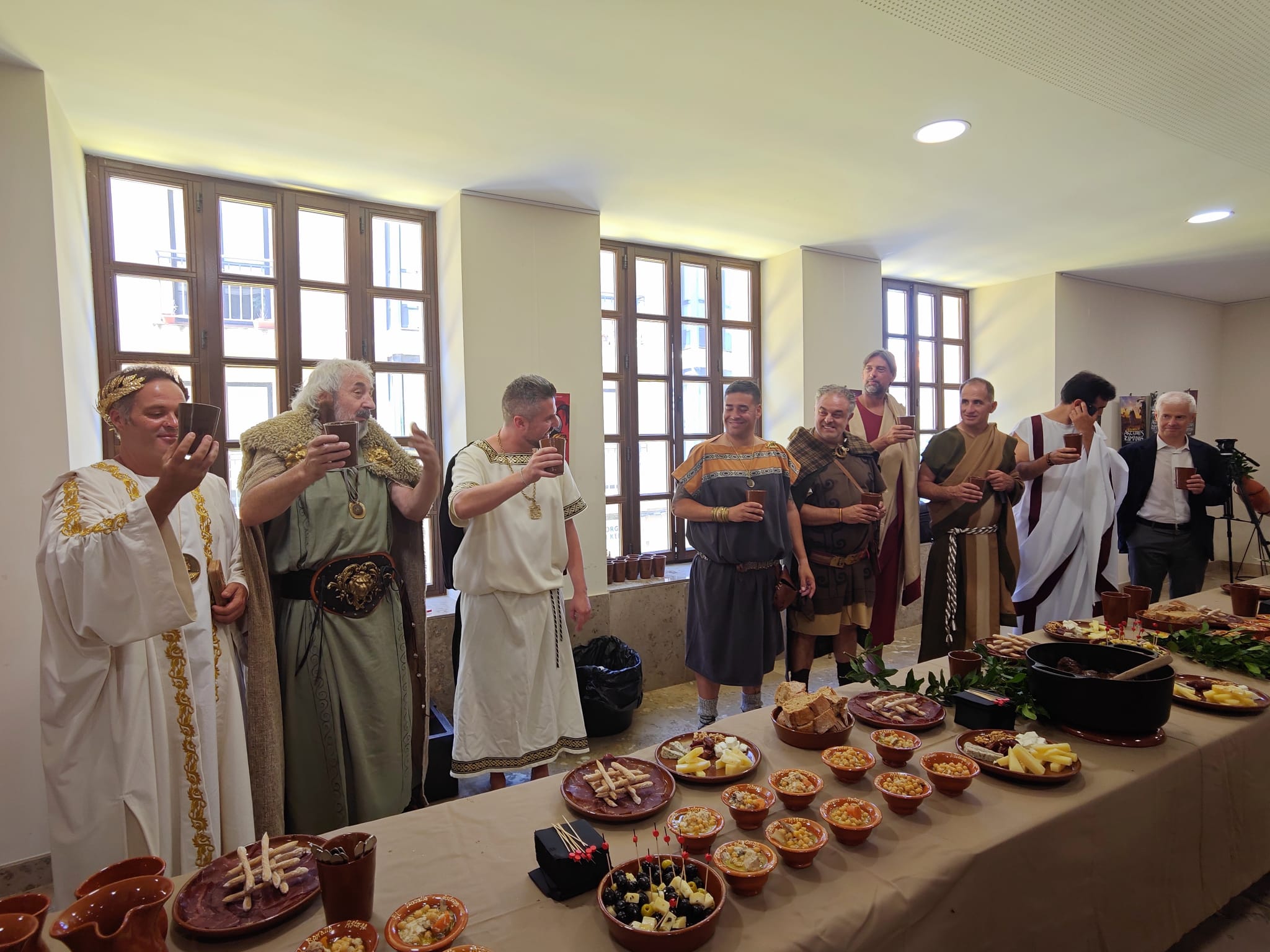 Brindis durante las Jornadas de Cocina Astur-Romana. | L.N.C.