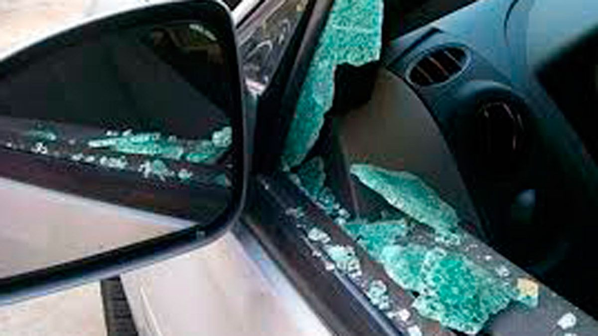 El detenido estaba robando un coche en el momento de la detención.