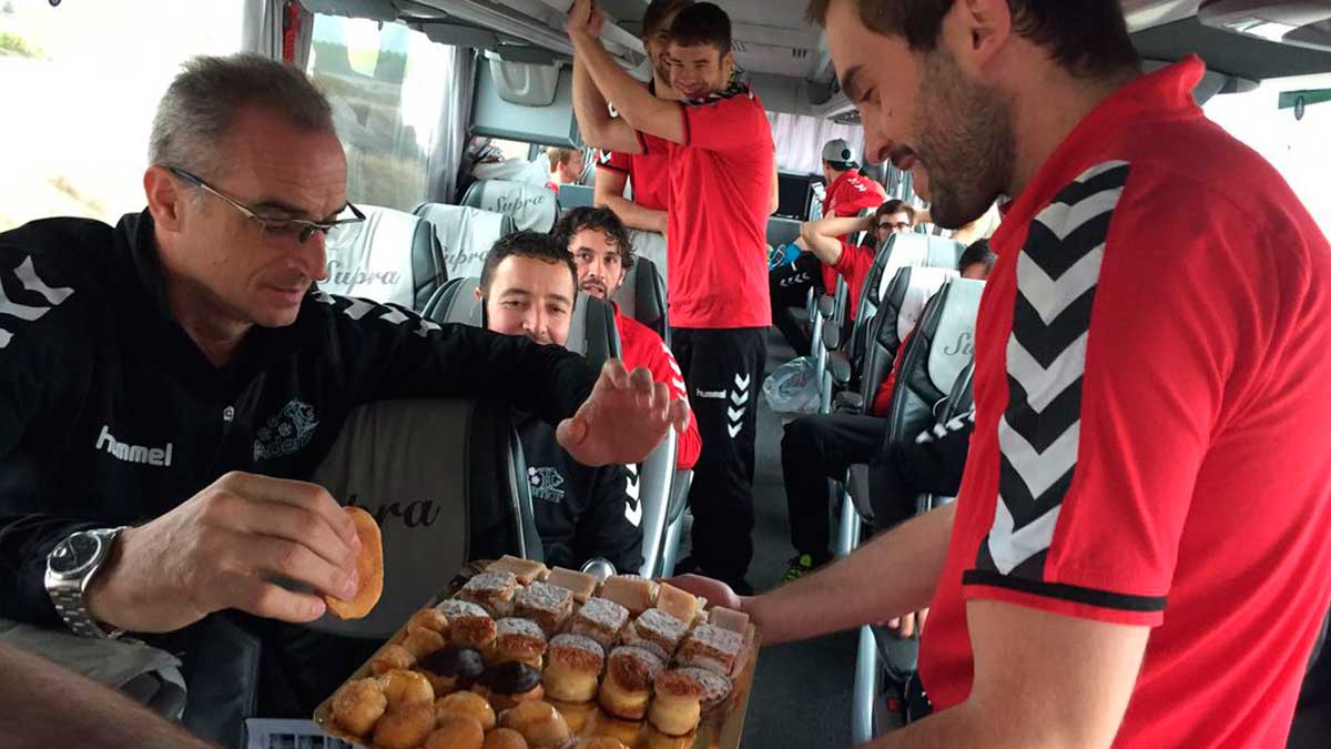 Huerta llevó al bus que llevaba al Ademar a Granollers pasteles por su cumpleaños. | JAVIER QUINTANA