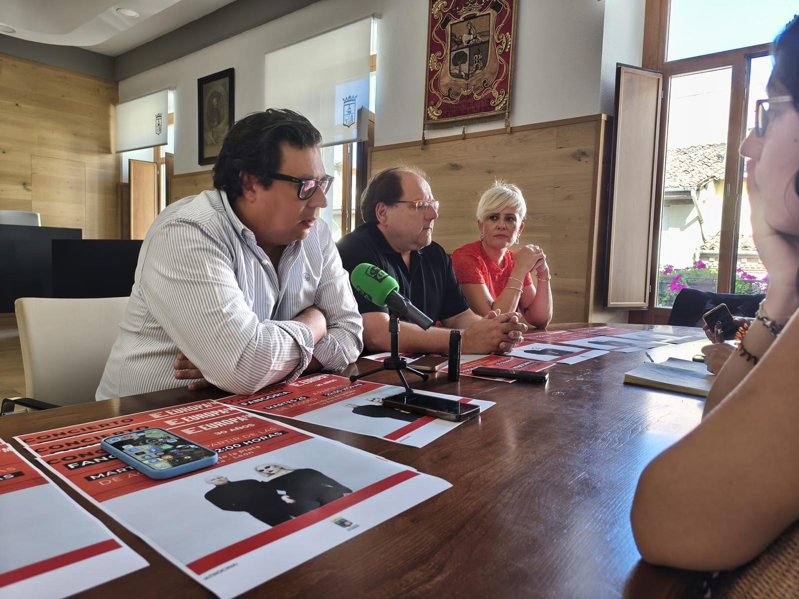 Un instante de la presentación del concierto de Fangoria en La Bañeza. | L.N.C.
