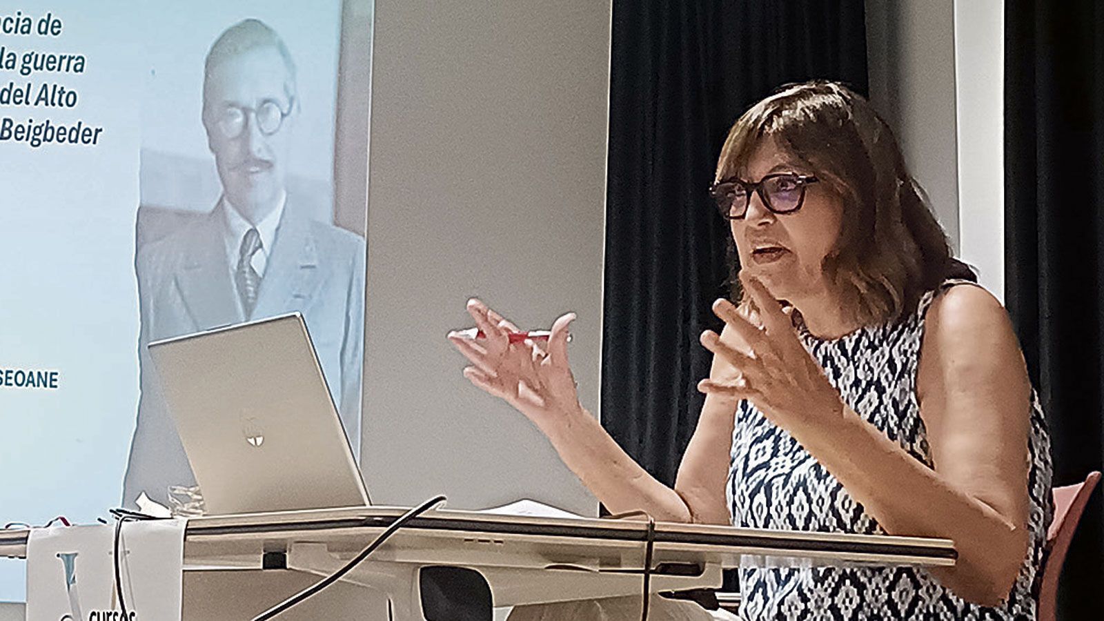 La historiadora Susana Sueiro Seoane en un momento de su ponencia en el Curso de Verano ‘Historia y memoria’ que se celebra en Cistierna. | ULE