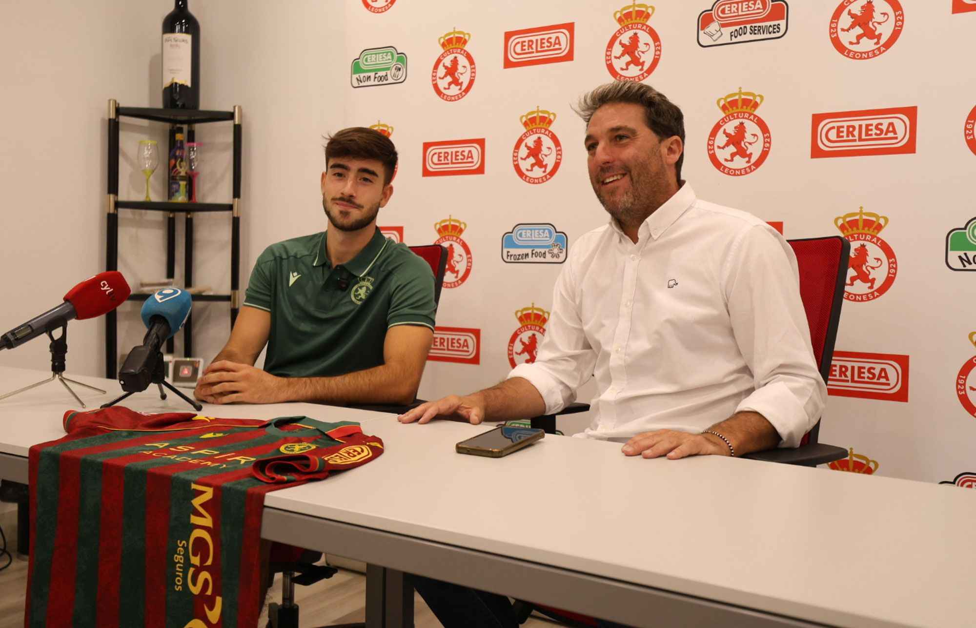 Jon Garcia, junto a Goiria durante su presentación. | FERNANDO OTERO