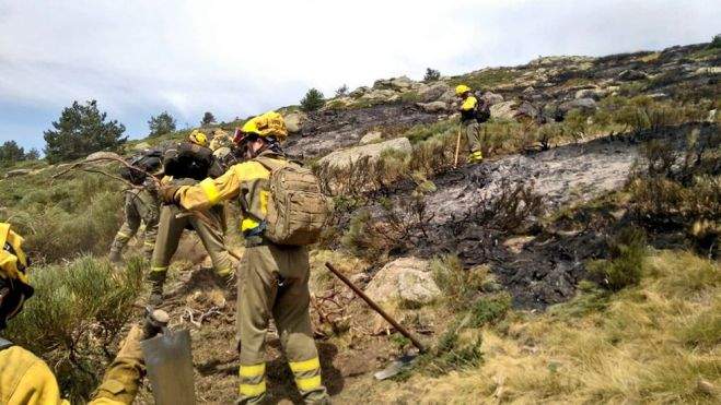 Trabajos de extinción de los incendios que se están produciendo en la comunidad.