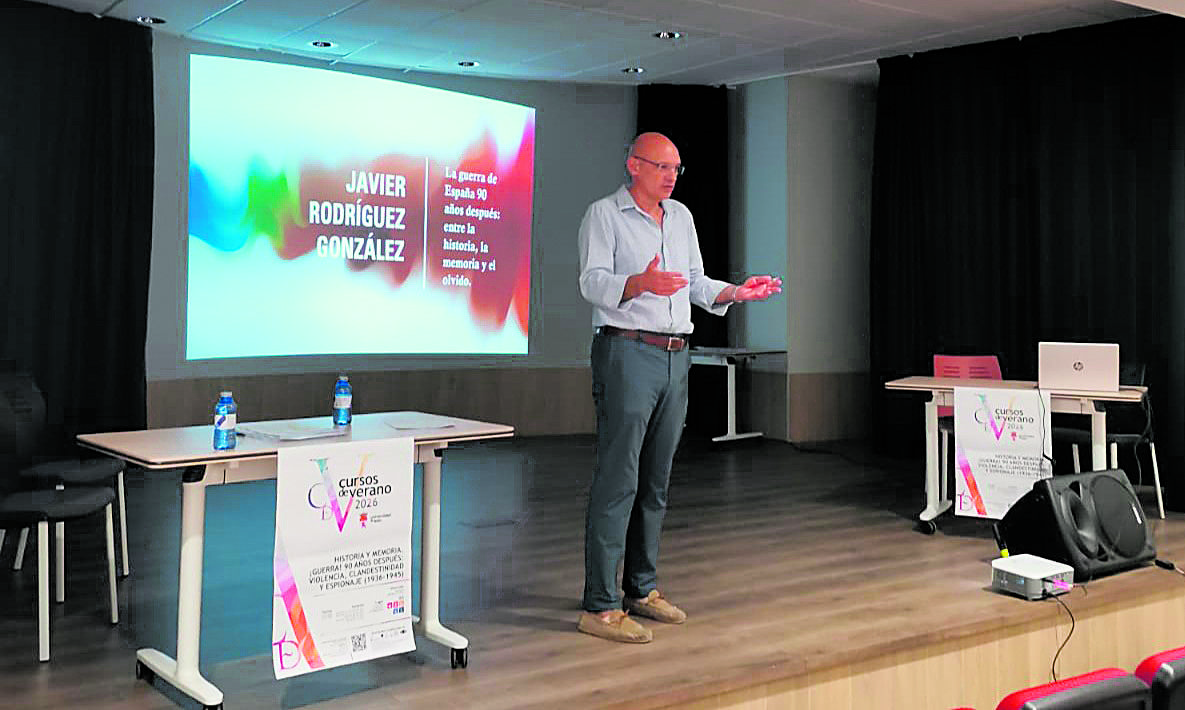El director del curso ‘Historia y memoria’, el historiador Javier Rodríguez, de la ULE, fue el encargado de pronunciar la conferencia de clausura. | ULE El director del curso ‘Historia y memoria’, el historiador Javier Rodríguez, de la ULE, fue el encargado de pronunciar la conferencia de clausura. | ULE