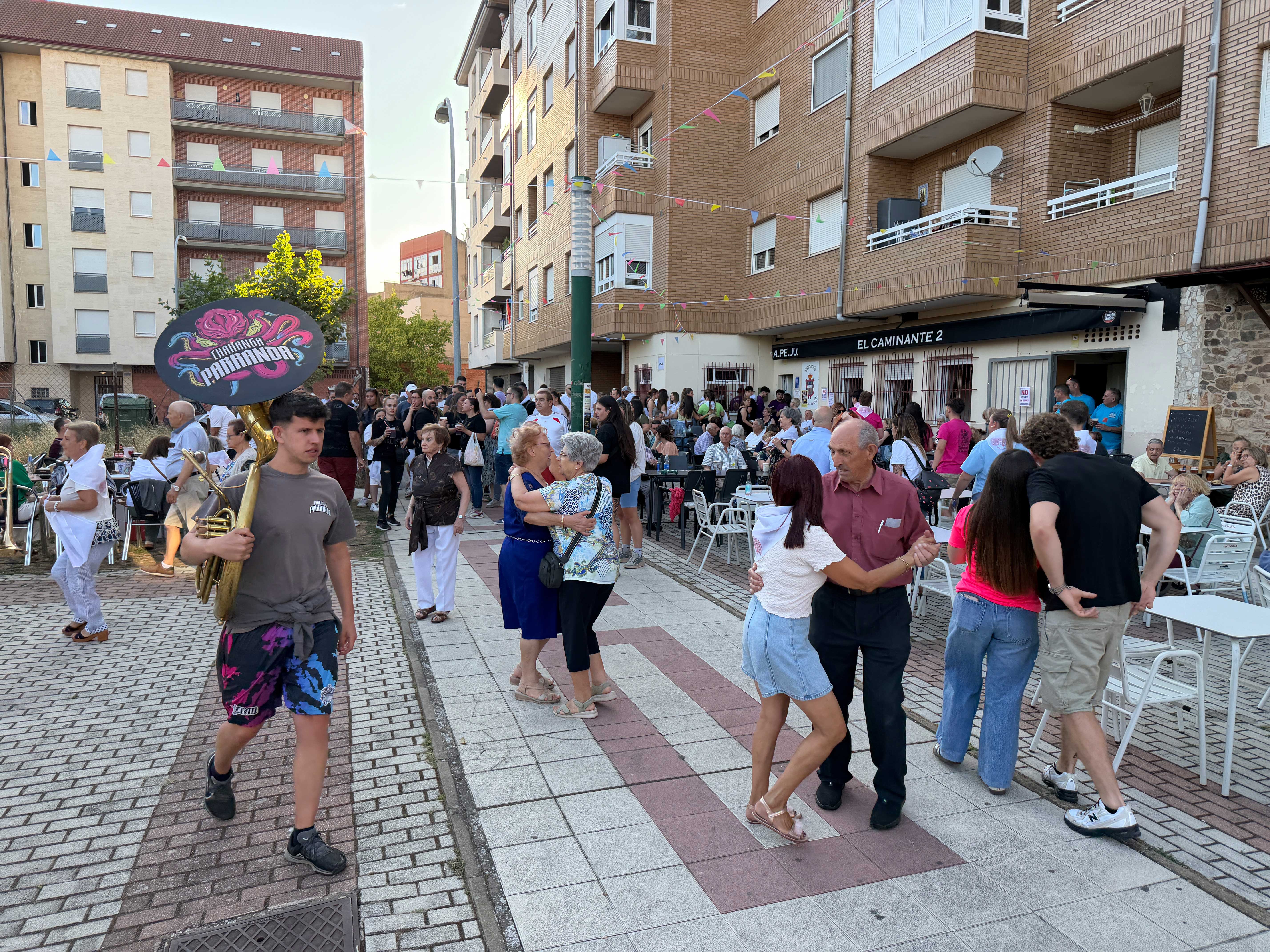 La salida tuvo lugar desde el bar El Caminante 2 y continuó por Wisbon, Ancar, Baiser, El Rincón de Miriam y Seyca. | SAÚL ARÉN La salida tuvo lugar desde el bar El Caminante 2 y continuó por Wisbon, Ancar, Baiser, El Rincón de Miriam y Seyca. | SAÚL ARÉN