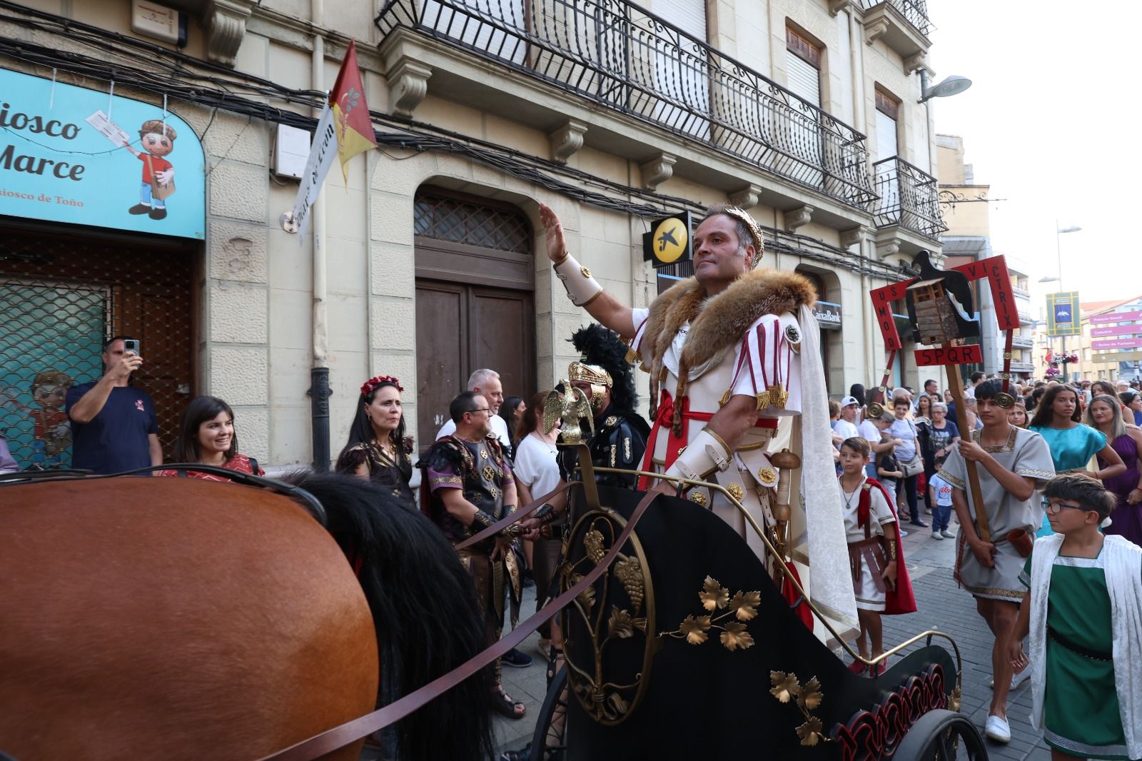 Desfile de Astures y Romanos. | FERNANDO OTERO Desfile de Astures y Romanos. | FERNANDO OTERO