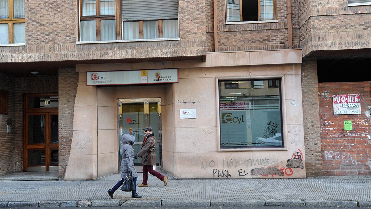 Dos transeuntes pasan por delante de la puerta de una de las oficinas de empleo del Ecyl en la capital leonesa. | DANIEL MARTÍN