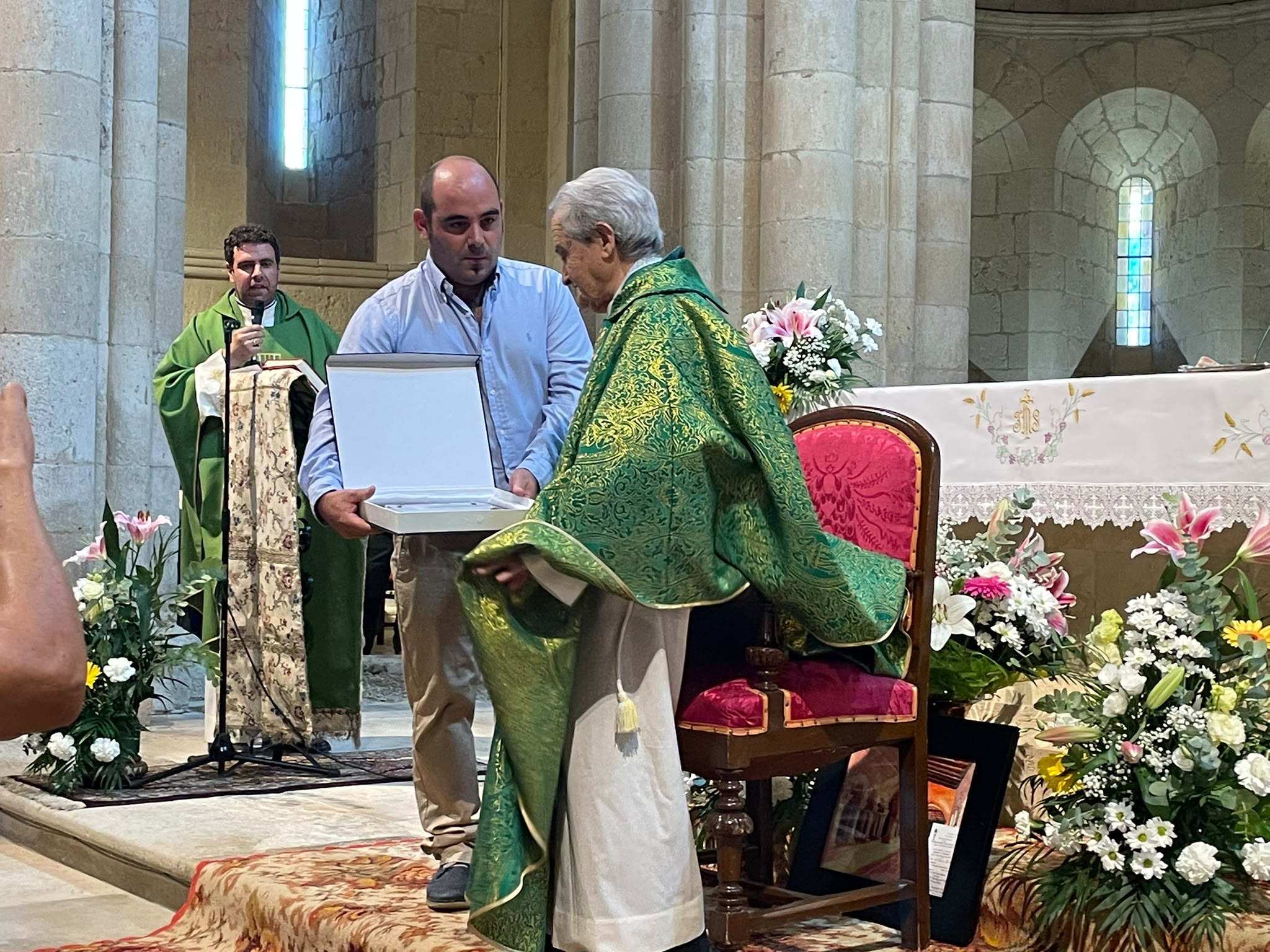 Un instante de la misa celebrada en Gradefes en honor a Pedro del Cano, el párroco más veterano de la Diócesis de León. |L.N.C.