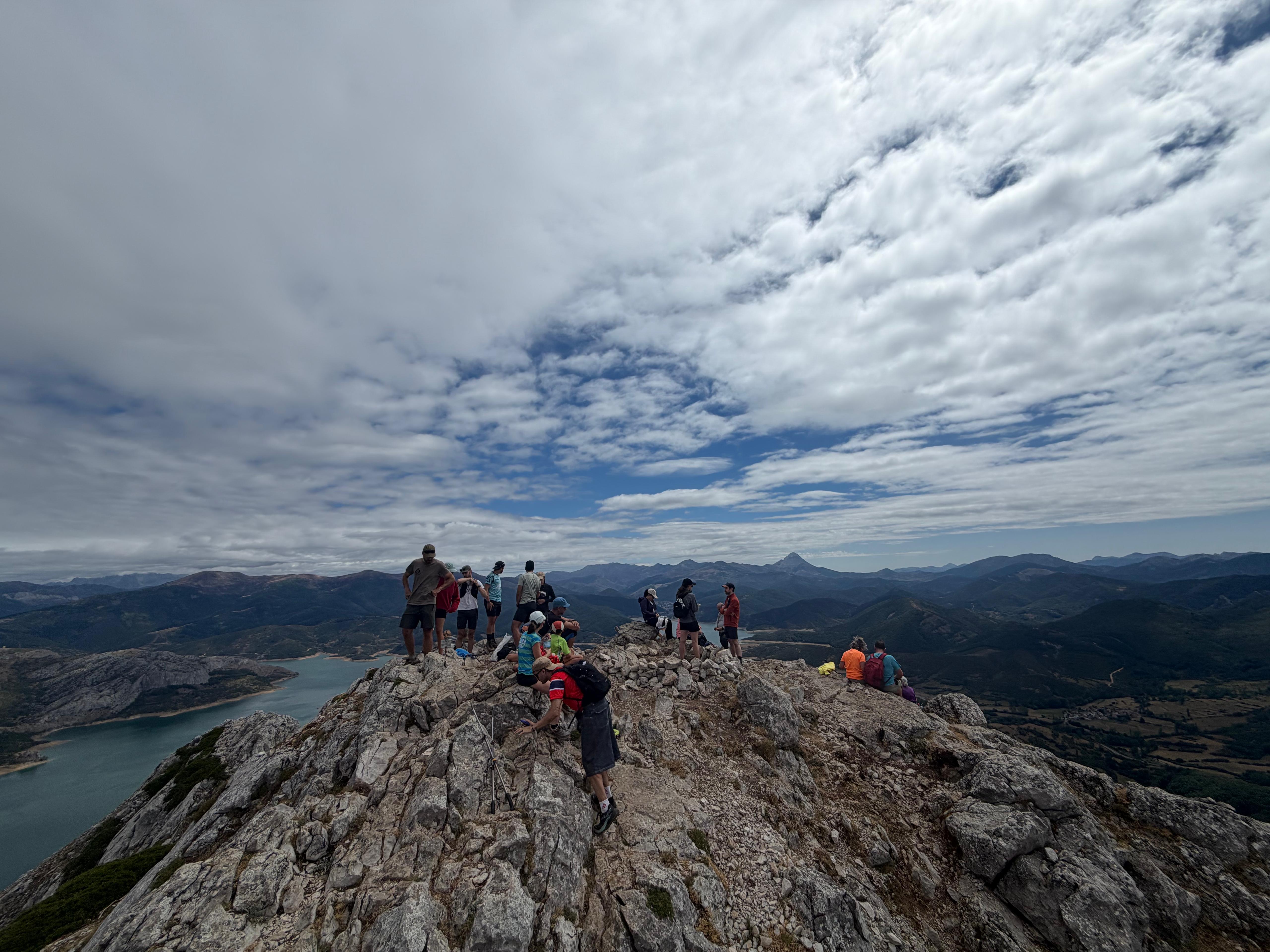 Gran aglomeración de gente en la cima del pico Gilbo | ISRAEL CARRAL
