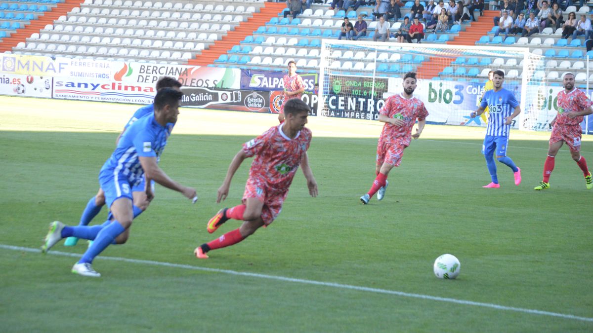 Xisco intenta robar un balón en el último partido de la Deportiva en El Toralín ante el Guijuelo. | A. CARDENAL