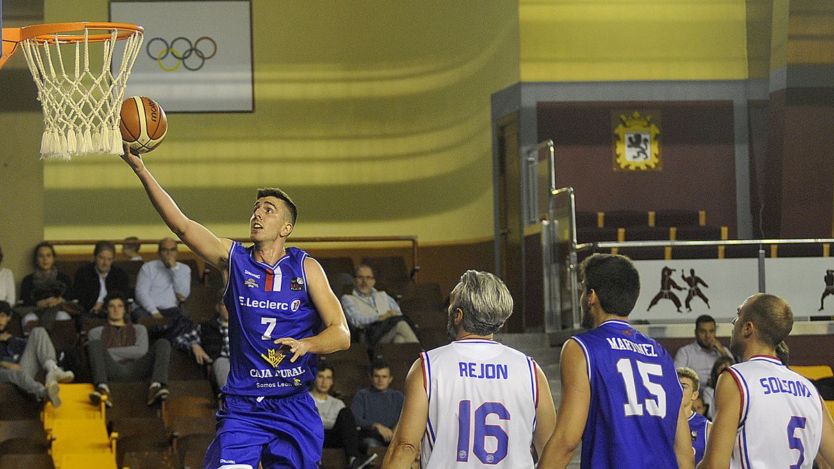 Agustinos cayó ante Lucentum. | DANIEL MARTÍN Agustinos cayó ante Lucentum. | DANIEL MARTÍN