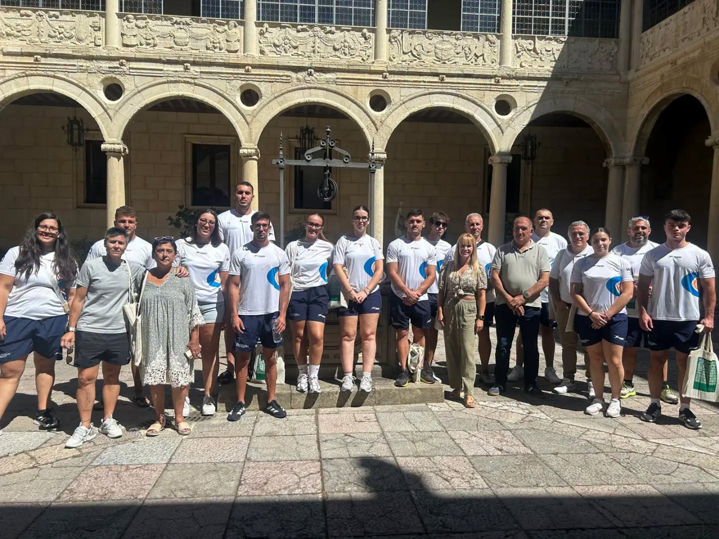 La expedición canaria dedicó la primera jornada a recorrer los lugares más emblemáticos de la ciudad, como San Isidoro / A. BARREÑADA  
