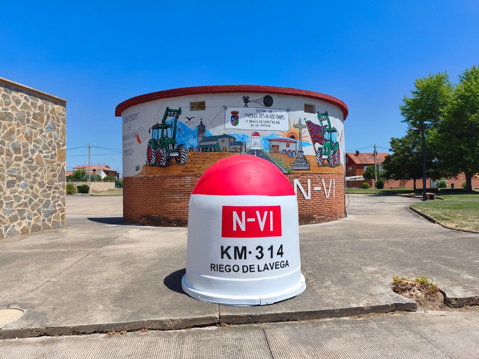 Vista del mural y de logo de la N-VI. | L.N.C.