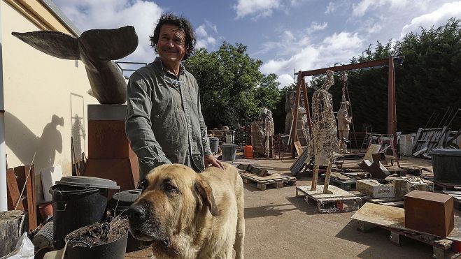 Amancio González y su mastín Tritón en su taller de lorenzana. FERNANDO OTERO