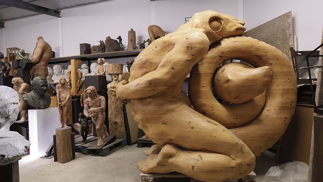 Algunas obras de Amancio, con el tritón de 600 kilos a la derecha. FERNANDO OTERO