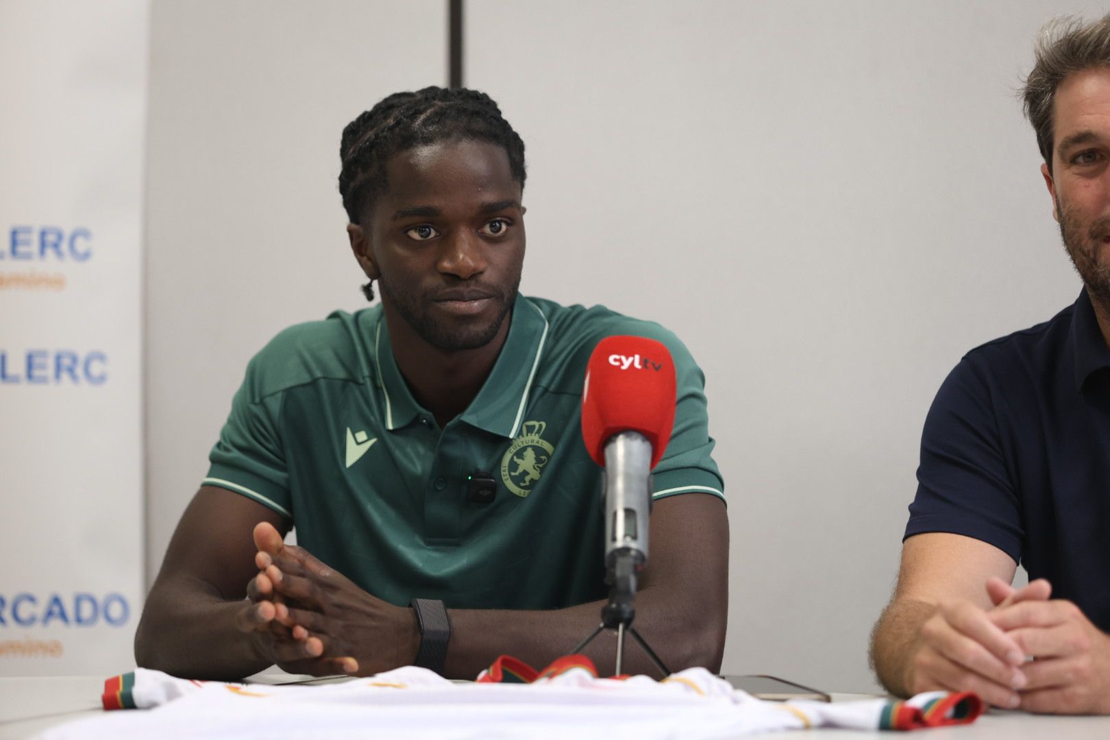Ndiaye, durante su presentación con la Cultural. | FERNANDO OTERO