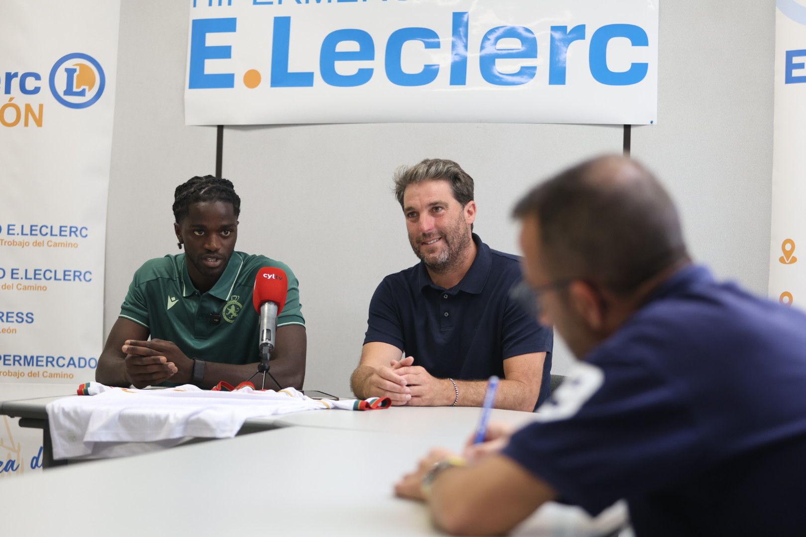 Goiria, durante la presentación de Ndiaye con la Cultural en E.Leclerc. | FERNANDO OTERO