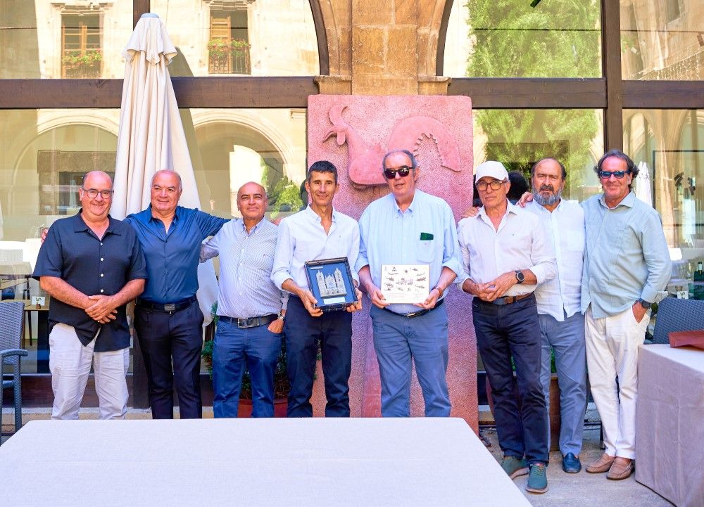 Encuentro institucional entre la Academia Leonesa de Gastronomía y miembros de la Flotilla de Aeronaves de la Armada. | L.N.C.