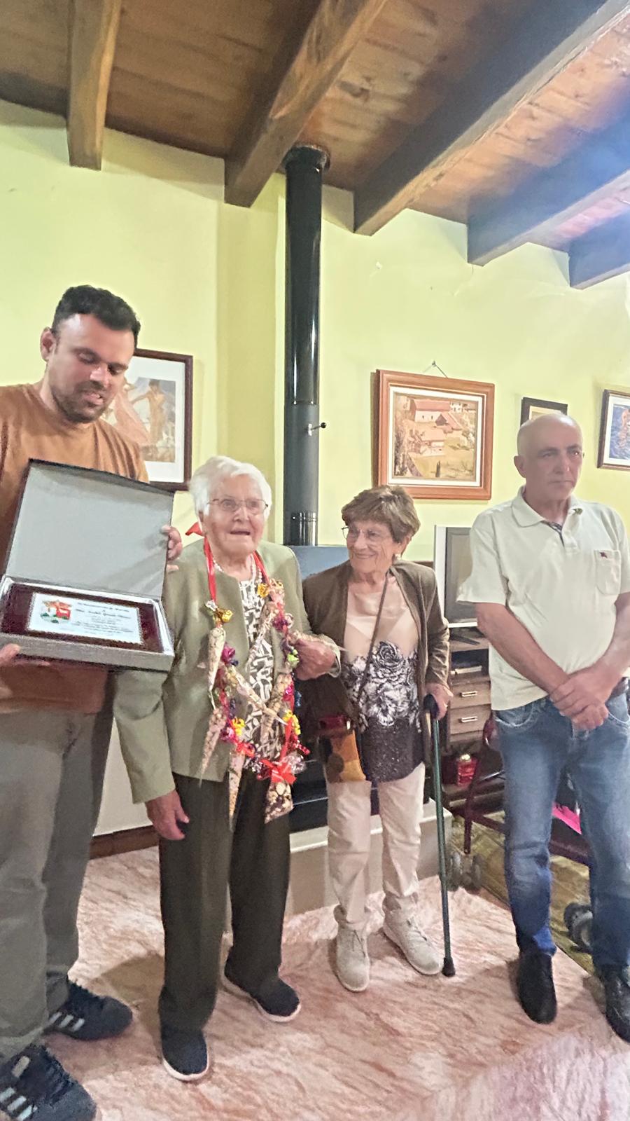 Pilar García Alonso, nacida en 1926, recibe una placa de homenaje por su 100 cumpleaños. | L.N.C.
