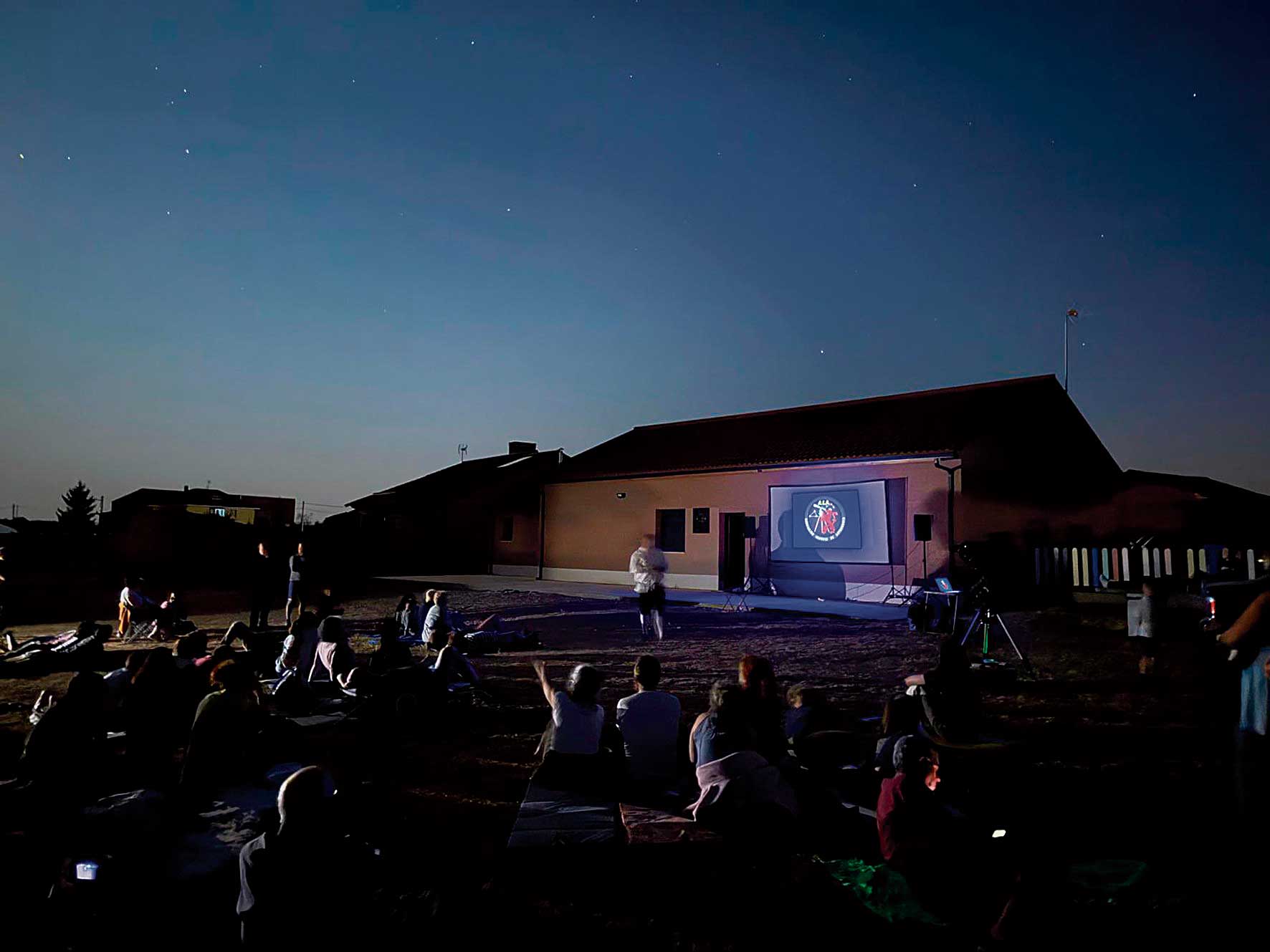 La Asociación Leonesa de Astronomía en una observación pública. | RAFAEL MATÍAS La Asociación Leonesa de Astronomía en una observación pública. | RAFAEL MATÍAS