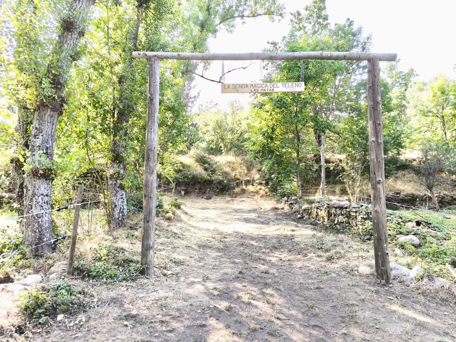 El arco de entrada a la Senda Mágica de El Teleno marca el inicio de la ruta. | L.N.C.