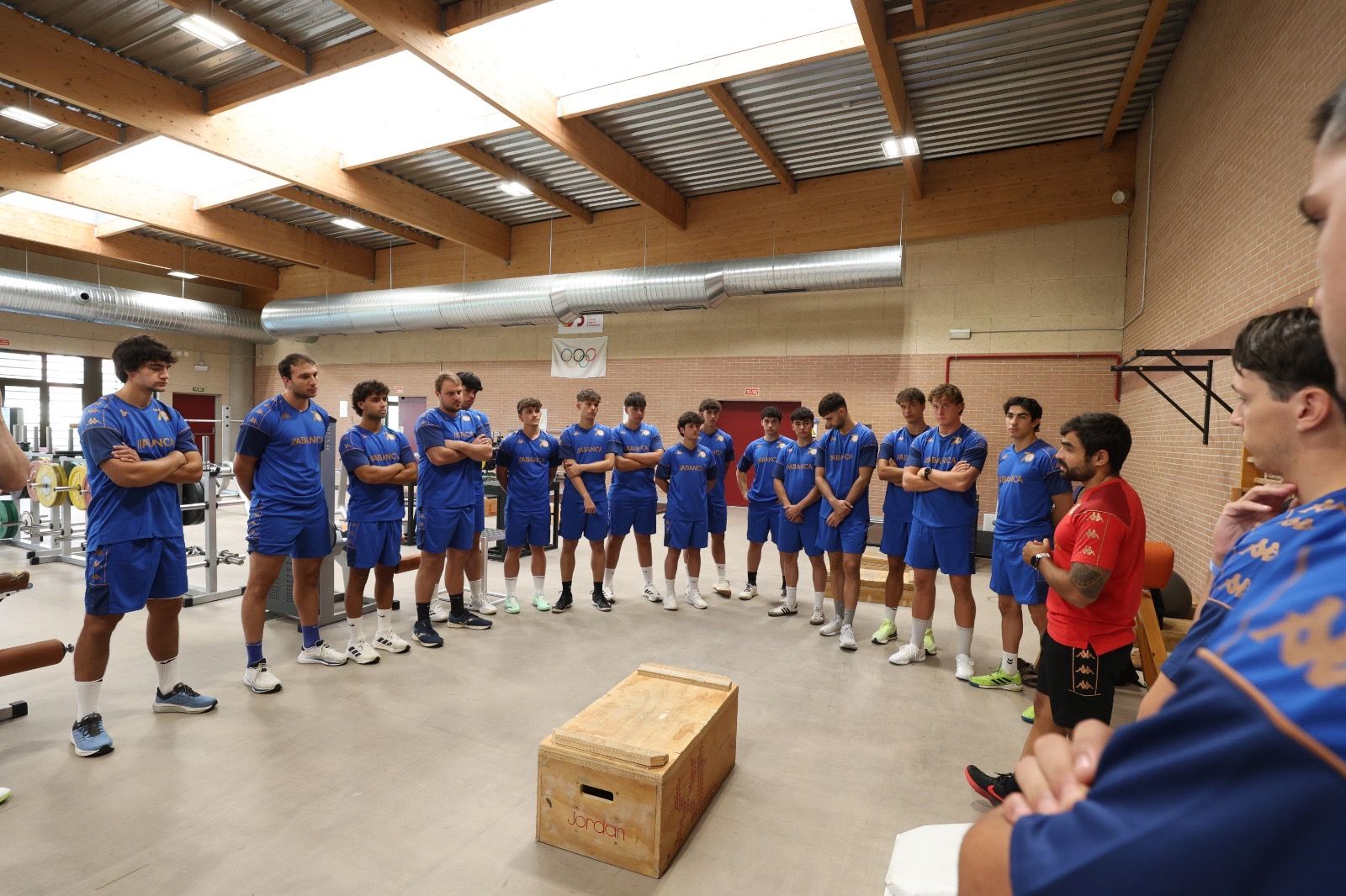 Luis Puertas da instrucciones a la plantilla del Ademar durante el primer entrenamiento de la temporada en el CAR. | FERNANDO OTERO Luis Puertas da instrucciones a la plantilla del Ademar durante el primer entrenamiento de la temporada en el CAR. | FERNANDO OTERO